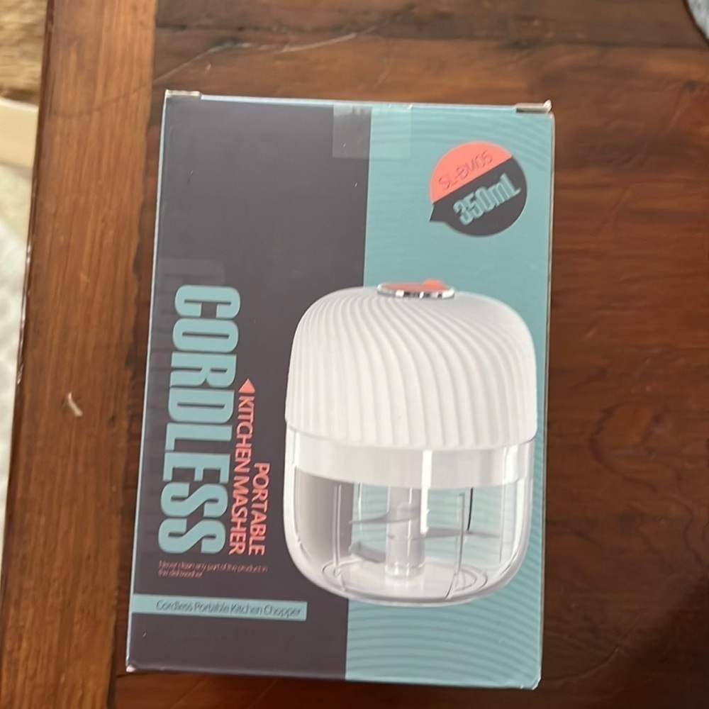 Portable cordless kitchen masher